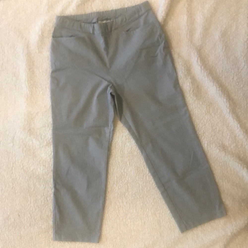 Susan Graver capri dress pants. Size 10 Grey, good condition.